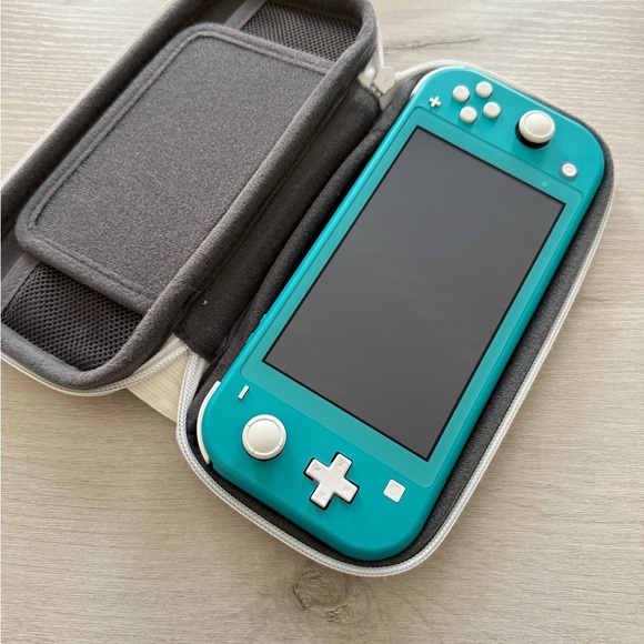 Nintendo Switch Lite - Picture 6 of 8